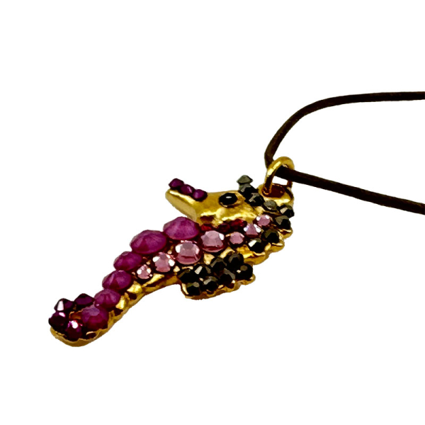 Ekaterini Halskette Searhorse, Seepferdchenh, Seestern, pinke Swarovski Kristalle an brauner Kordel und goldenen Akzenten, seitliche